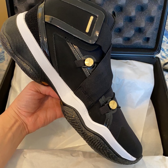 Jordan AJNT23 black/metallic gold-white SZ 10 uk9